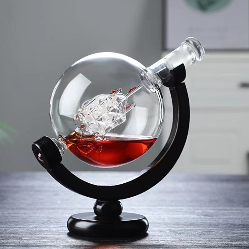 Decanter Creativo a Forma di M - Wine Vodka Beer recensione e prezzo